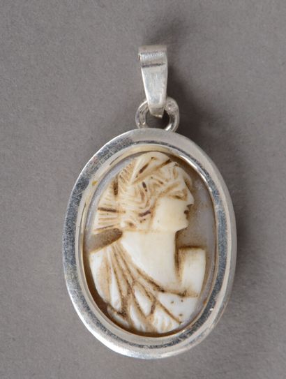 null Silver pendant with a cameo representing a woman in bust, gross weight 3,2 g...