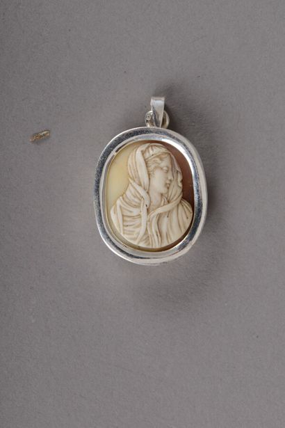 null Silver pendant with a cameo representing a veiled woman in bust, gross weight...
