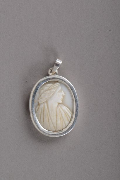 null Silver pendant with a shell cameo representing a man in bust, gross weight 3,4...