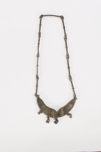 null Articulated necklace in bronze with a central motif decorated with two characters...
