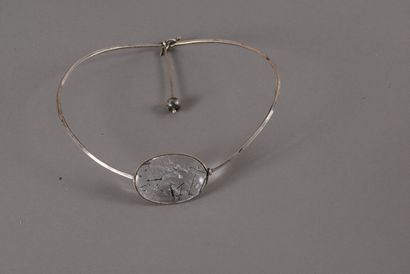 null Vivianna Torun, collier torque en argent orné d'un motif central ovale en quartz...