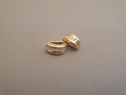 null Pair of ear clips in yellow gold 750 thousandths set with a line of eight brilliant...