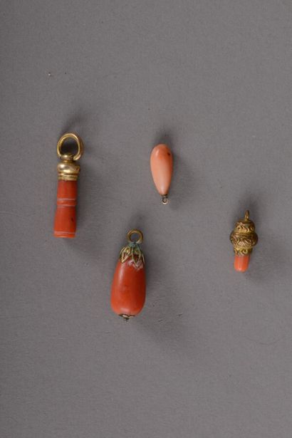 null Quatre pendentifs en métal doré et corail rouge ou rose, XIXème siècle.