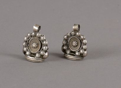 null Two silver neck seals with dotted lines and rosette decoration 8,3 g - Not engraved...