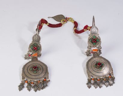 null Pair of ornaments of temples Akhsass in silver 800 thousandths niellated, engraved...