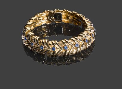 null Verger frères, bracelet in yellow gold 750 thousandth herringbone set with sapphires...