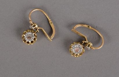 null Paire de pendants d'oreilles en or jaune 750 millièmes serties de deux diamants...