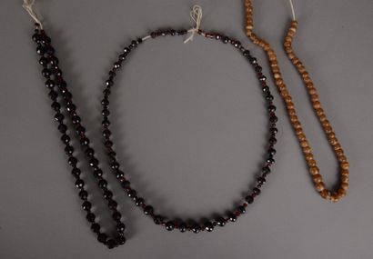 null Un collier de perles de grenat facettées sans fermoir longueur 56 cm et un collier...