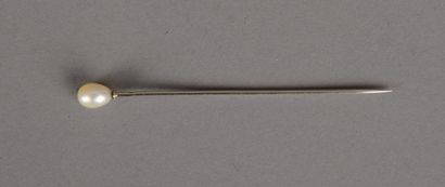 null Tie-pin in gold 750 thousandths decorated with a fine pearl in drop of creamy...