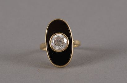 null Ring in yellow gold 750 thousandths, oval motive set by an onyx and centered...