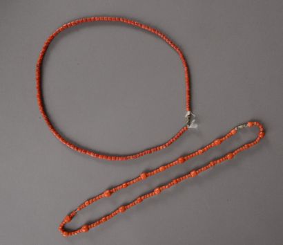 null Deux colliers de perles de corail rouge - Longueurs : 51 cm environ.