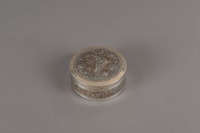 null Round silver poudrier 900 thousandths, the lid with embossed and chased decoration...