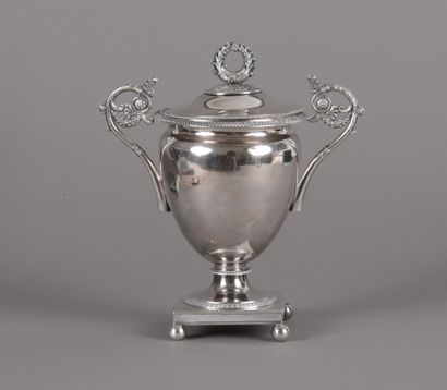 null Drageoir in silver 950 thousandths Paris 1819-1838, of ovoid form, it rests...