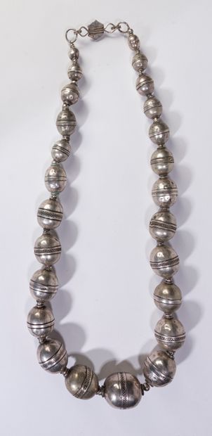null Grand collier d'importantes perles en argent 800 millièmes turkmene - Longueur...