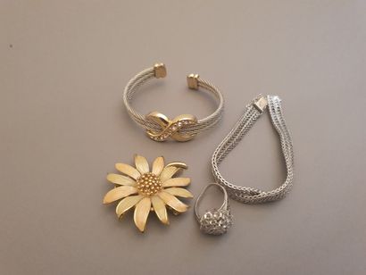 null Lot de bijoux fantaisie : une broche fleur émaillée, un bracelet souple en plaqué...