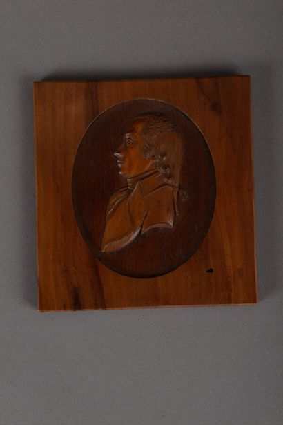 null Cadre en bois à décor sculpté en relief d'un buste d'homme du début du XIXème...