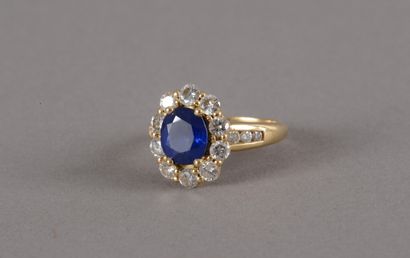 null Ring pompadour in yellow gold 750 thousandths set with a central oval sapphire...