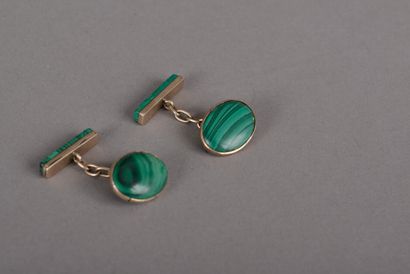 null Pair of cufflinks: the setting in vermeil set with two baguettes and two oval...