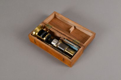 null Brass microscope in its mahogany box with tweezers and five observation plates,...