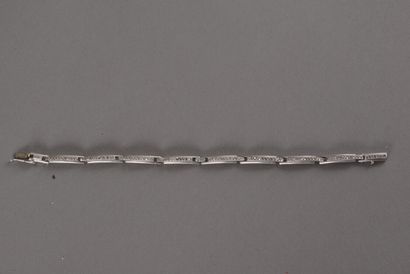 null Bracelet line in white gold 750 thousandths, slightly curved rectangular links...
