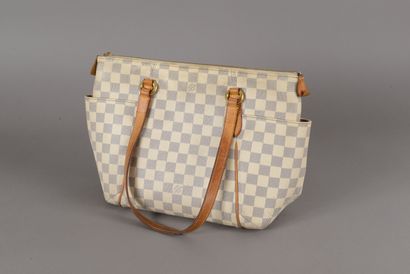 null Louis Vuitton, totally 28 bag in azure checkerboard canvas and natural leather,...