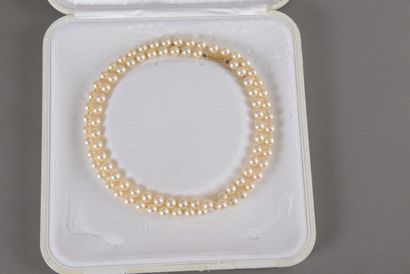 null Necklace of 87 pearls of culture, clasp barrel in yellow gold 750 thousandths...