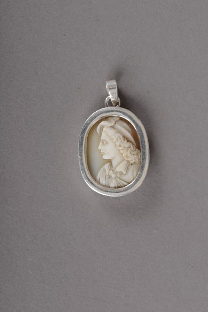 null Silver pendant with a cameo representing a young man in a suit and hat, gross...