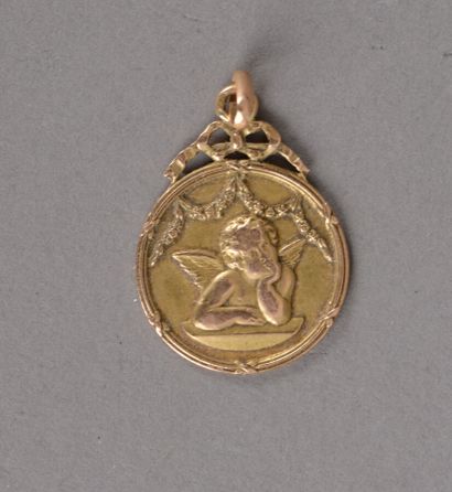 null Médaille en or 750 millièmes ornée de la figure de l'ange de Raphaël dans un...