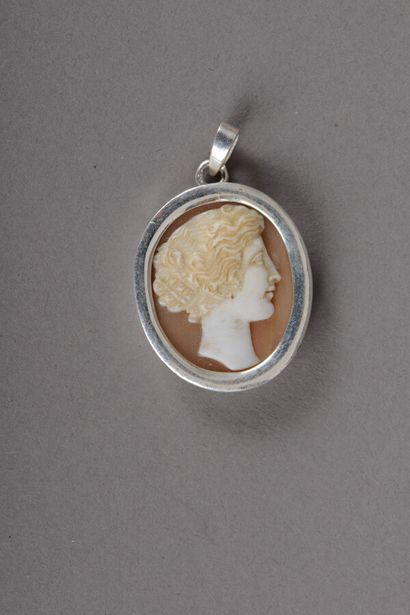 null Silver pendant with a cameo representing a woman in bust, gross weight 4,1 g...