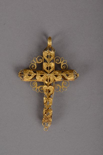 null Crucifix pendant in yellow gold 750 thousandths filigree, the cross in filigree,...