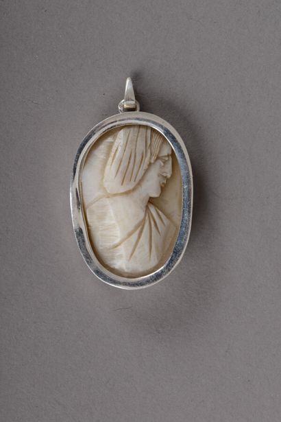 null Silver pendant with a shell cameo representing a man in bust, gross weight 7,8...