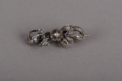 null Silver and vermeil brooch in the shape of a knot and foliage, paved with rose-cut...