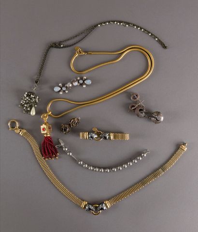 null Lot of costume jewellery: a necklace and a bracelet of Agatha brand with feline...