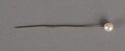 null Tie-pin in gold 750 thousandths decorated with a fine pearl in drop of creamy...