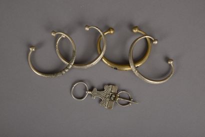 null Ensemble de bijoux ethniques : quatre bracelets joncs ouverts en métal argentifère...
