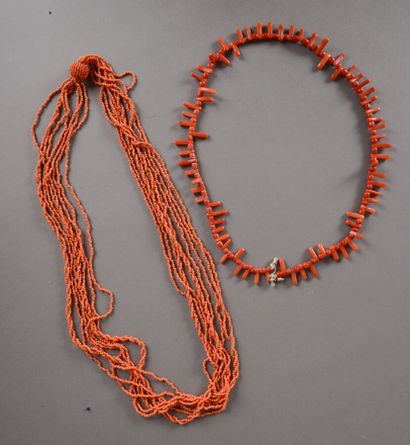 null Collier de corail rouge formé de perles rondes alternant avec des barrettes,...