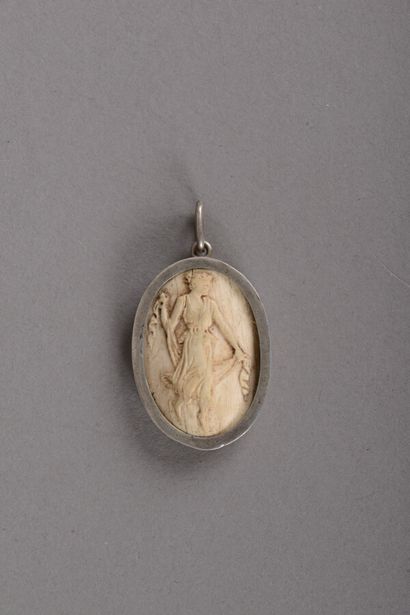 null Silver pendant with a shell cameo representing a woman standing in the antique...