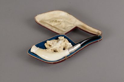 null Pipe, the furnace out of carved meerschaum with decoration of two horses, pipe...