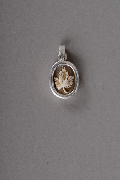 null Silver pendant with a cameo representing a vine leaf, gross weight 1,8 g - Length...
