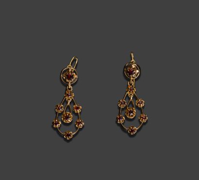 null Pair of earrings in yellow gold 750 thousandths set with garnets 7,9 g - height...