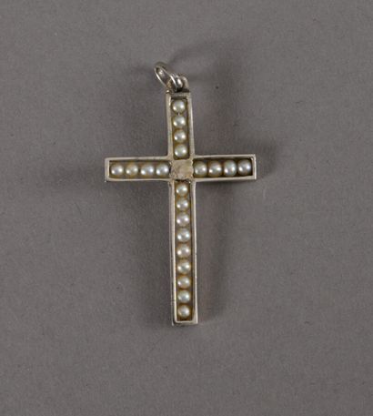 null Pendentif croix en platine 850 millièmes ornée de perles, vers 1930, 2,2 g -...