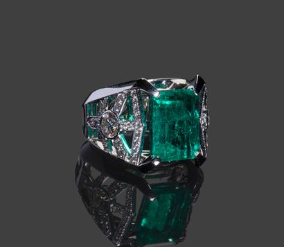 null Ring in white gold 750 thousandth set with a beautiful emerald of 6.94 carats...