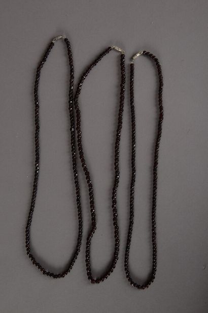null Trois colliers de perles de verre facettées - Longueurs : 50 cm environ.