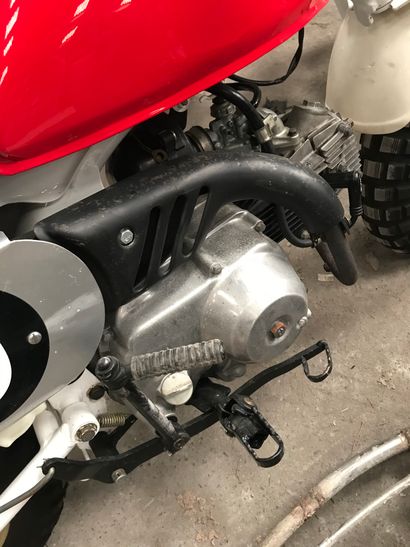 null 
HONDA Monkey type Z50JZ des années 70 blanc et rouge, mono 4 temps 50cc. 3...