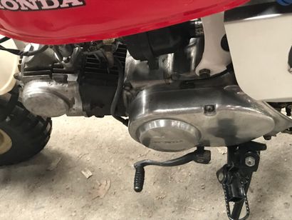 null 
HONDA Monkey type Z50JZ des années 70 blanc et rouge, mono 4 temps 50cc. 3...