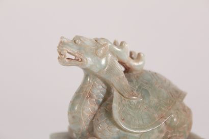 null Cachet en pierre dure verte, la prise sculptée d'une tortue dragon

Chine

H.:...