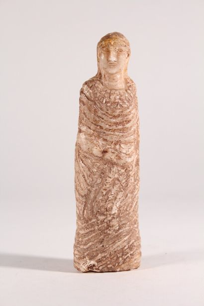 null Statuette : Femme debout, vêtue d'une tunique dont les plis sont sommairement...