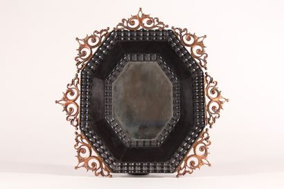 null Petit miroir octogonal, à décor d'une double moulure ondée en bois noirci -...