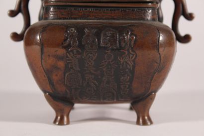 null Brûle parfum tétrapode couvert en bronze à décor d'inscriptions

Chine, XIXème...