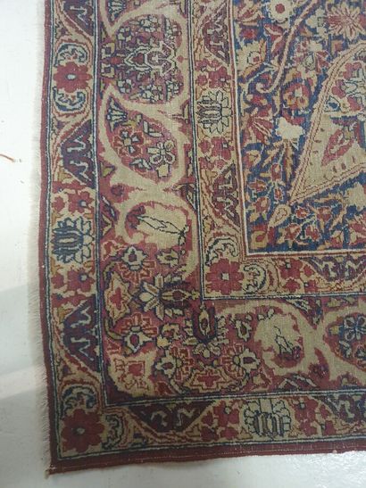 null Tapis Kirman, sud-est de la Perse, vers 1890

Trame en coton, velours en laine,...